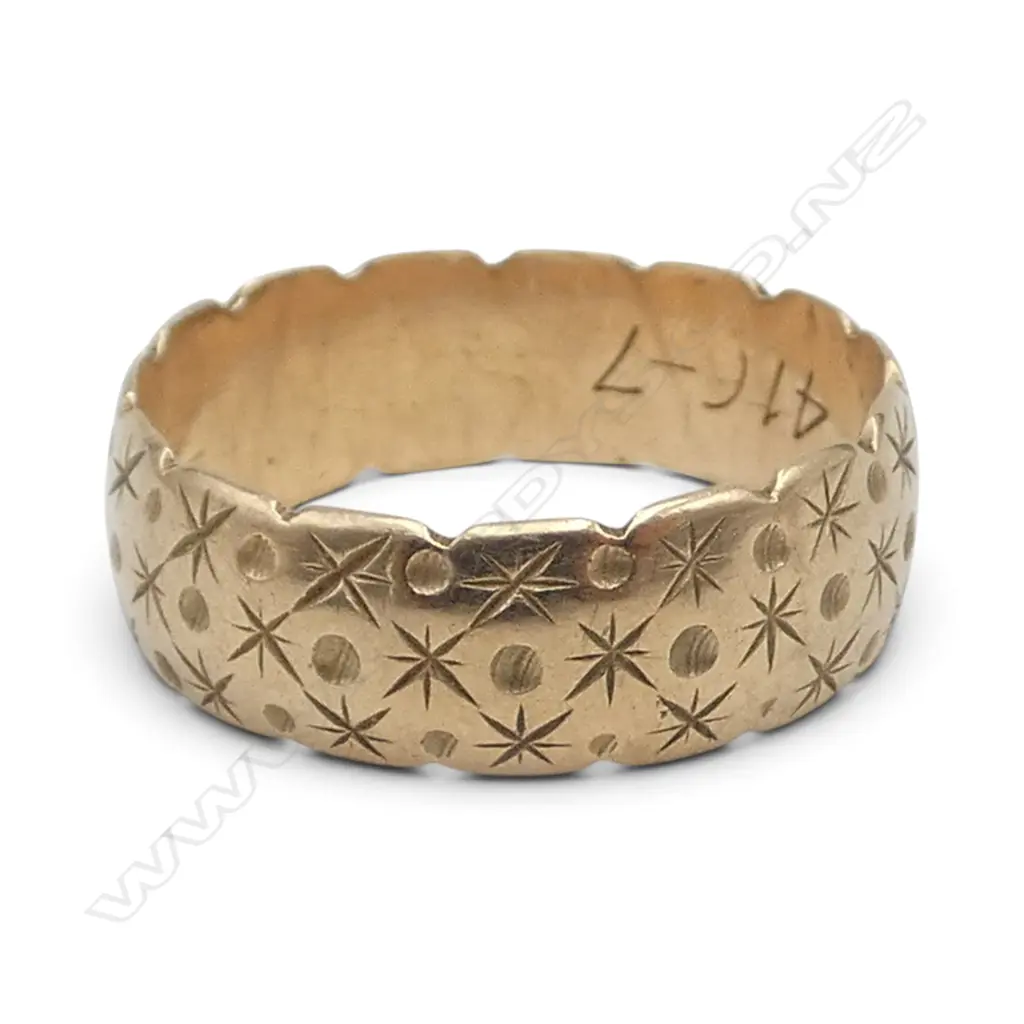 9ct YELLOW GOLD BAND RING engraved star + circle design. 2.6gms SIZE K Image 1++