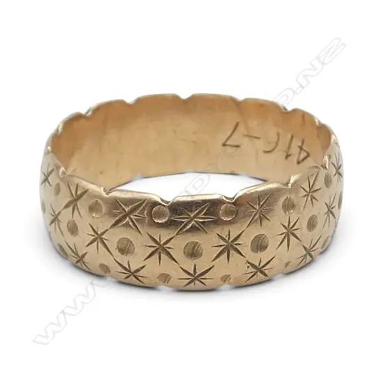 9ct YELLOW GOLD BAND RING engraved star + circle design. 2.6gms SIZE K