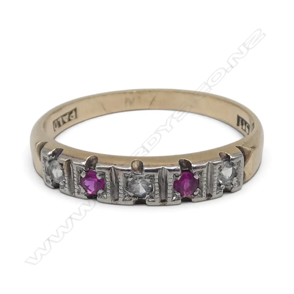 9ct GOLD SYN RED & WHITE BAND RING 1.7gms SIZE N1/2 Image 1++