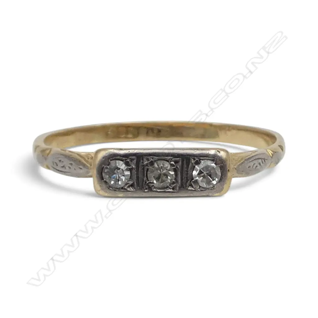 1920's 18ct GOLD & 3 STONE DIAMOND RING 2.4gms SIZE R Image 1++