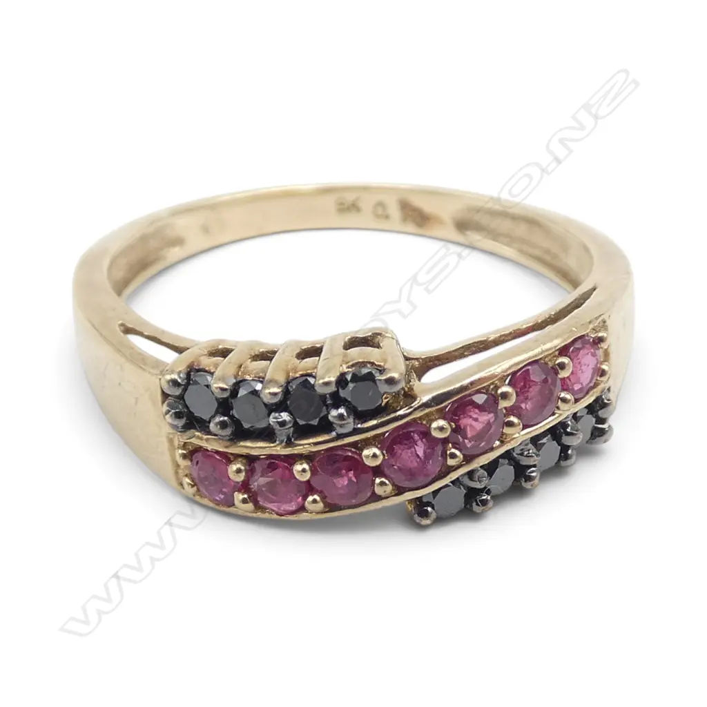 9ct BLACK DIAMOND & RUBY MULTI STONE RING 2.5gms SIZE P Image 1++
