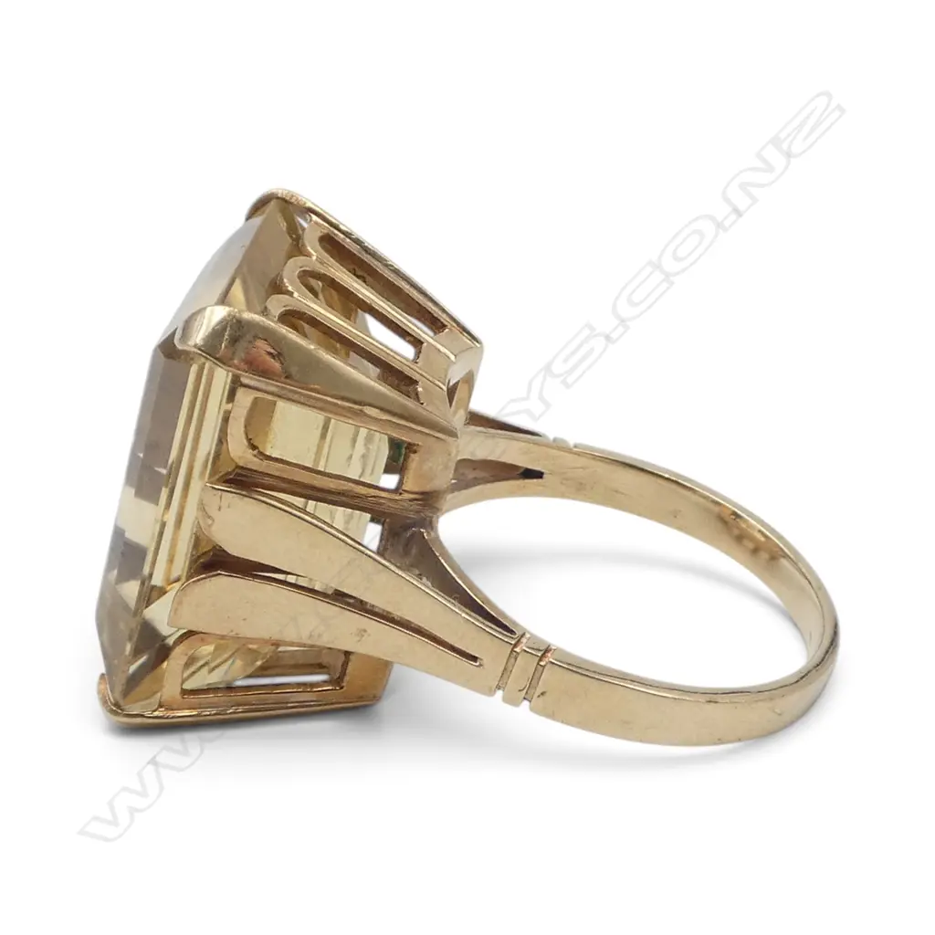 9ct YELLOW GOLD & VERY LGE CITRINE (emerald cut) RING. 9.68gms SIZE Q Image 1++