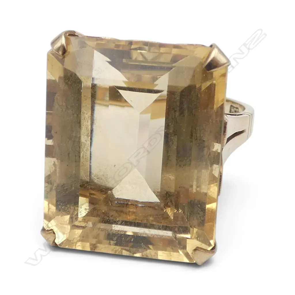 9ct YELLOW GOLD & VERY LGE CITRINE (emerald cut) RING. 9.68gms SIZE Q Image 1++