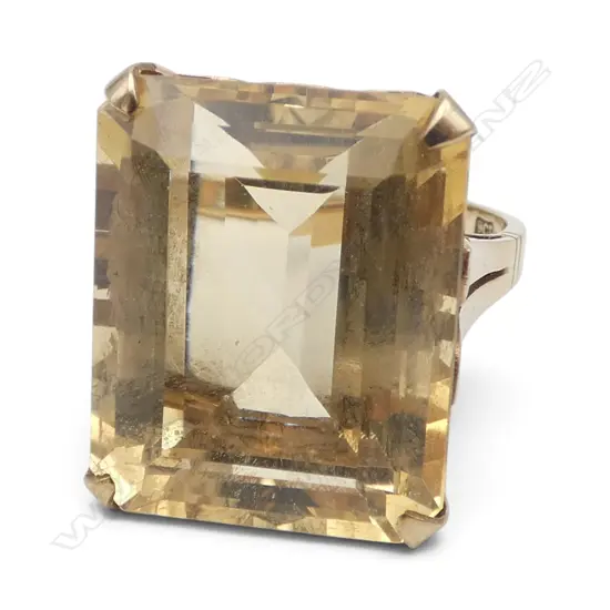 9ct YELLOW GOLD & VERY LGE CITRINE (emerald cut) RING. 9.68gms SIZE Q