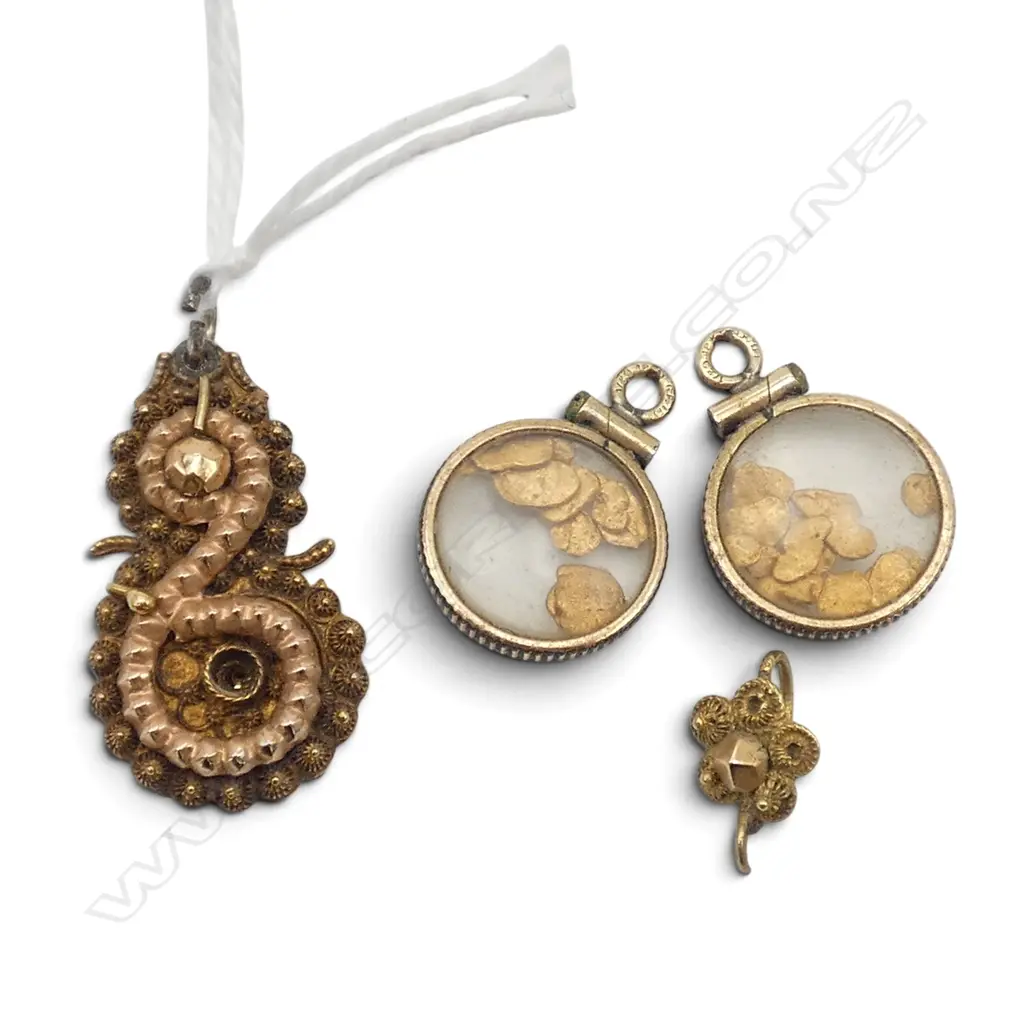 15CT PENDANT 2.1gms, 18CT EARRING 0.4gms, 2 GOLD FLAKE PENDANTS Image 1++