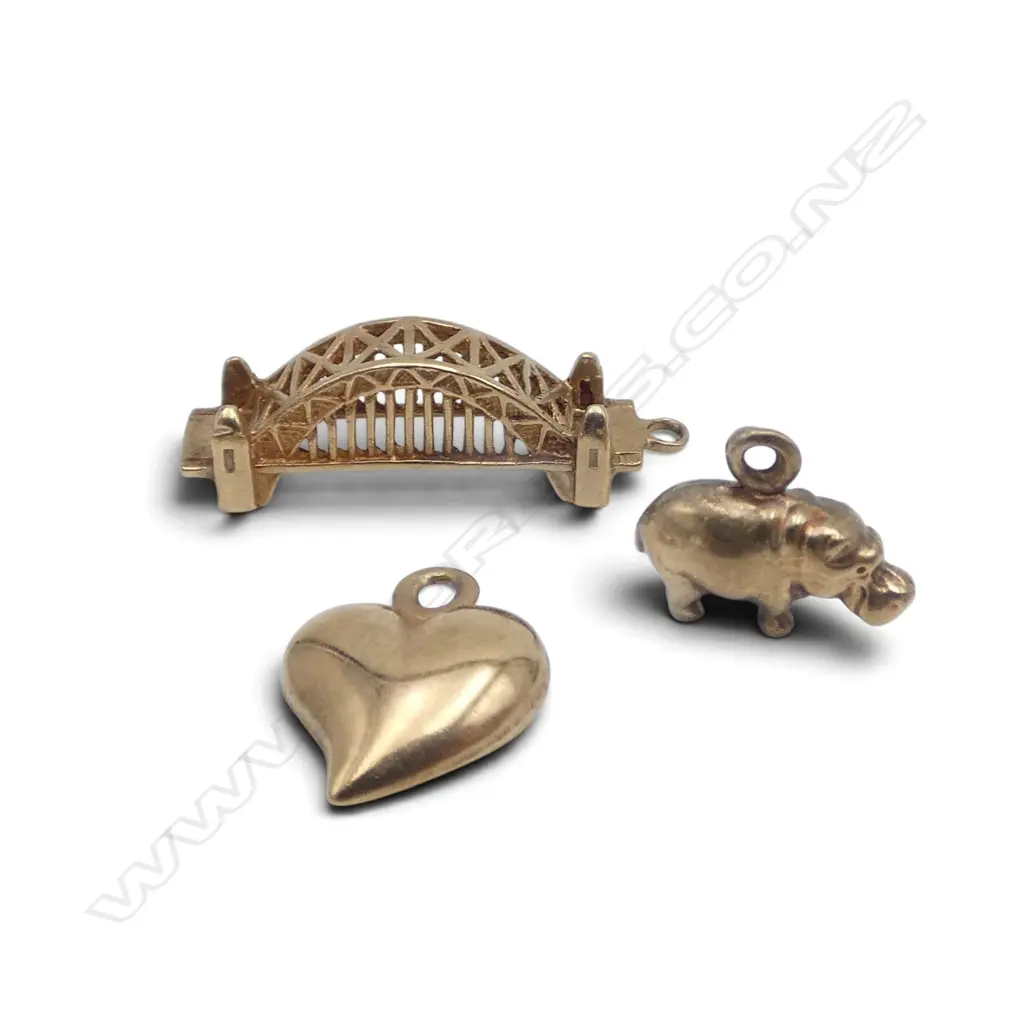 3 9CT GOLD CHARMS SYDNEY BRIDGE HIPPO & HEART 2.5GMS Image 1++