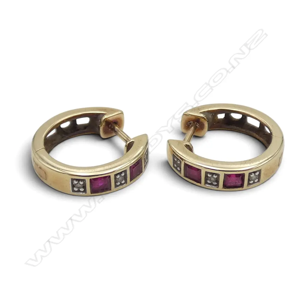 10CT DIAMOND & SYN RED STONE HUGGIES EARRINGS, 2.4gms Image 1++