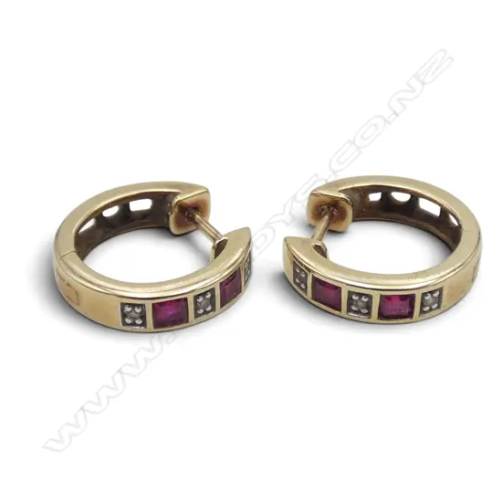 10CT DIAMOND & SYN RED STONE HUGGIES EARRINGS, 2.4gms
