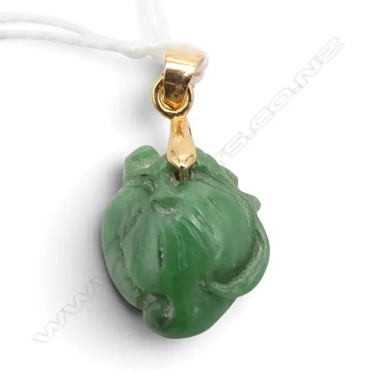 CHINESE OLD JADEITE PENDANT
