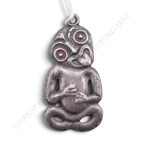 VINTAGE SILVER HEI TIKI PENDANT with red enamelled eyes. H.35mm.
