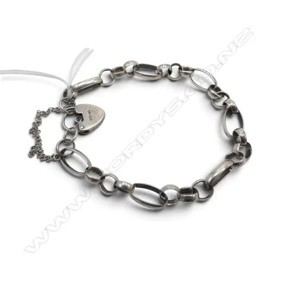 STG SILVER BELCHER LINK BRACELET WITH HEART LOCK, 13.14gms