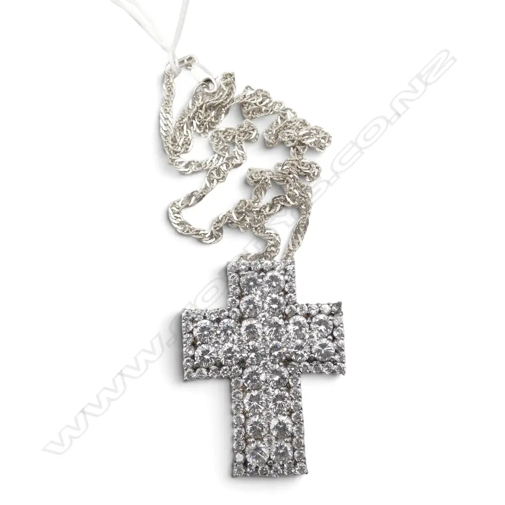 S/SILVER & WHITE STONE CRUCIFIX ON S/SILVER CHAIN Image 1++