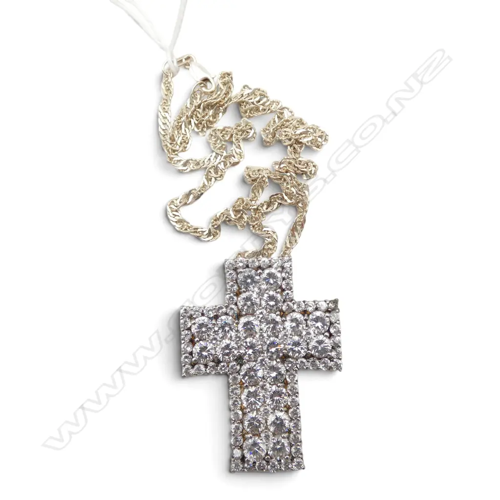 S/SILVER & WHITE STONE CRUCIFIX ON S/SILVER CHAIN Image 1++
