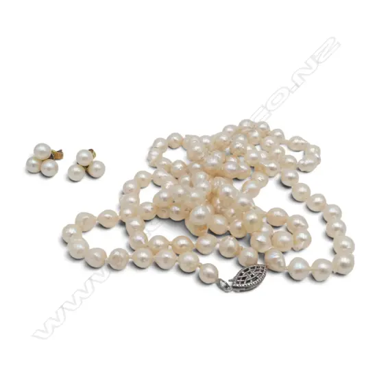 UNIFORM SEMI-BAROQUE CULTURED PEARL NECKLACE W. SILVER CLASP & PEARL EARRINGS, L.800mm