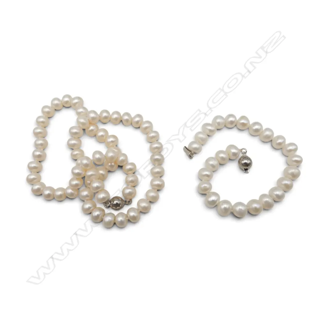WHITE COLOURED FRESHWATER PEARL NECKLACE & BRACELET SET Image 1++