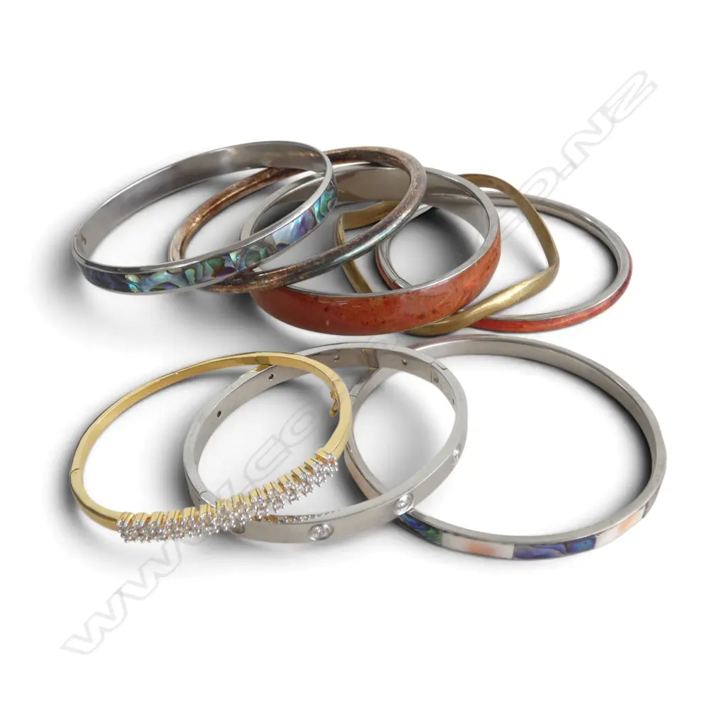 COLLECTION OF EIGHT ASSORTED BANGLES INLUDING PAUA Image 1++