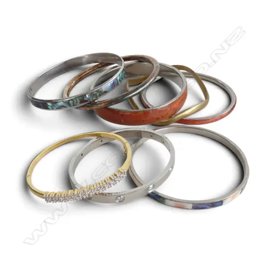COLLECTION OF EIGHT ASSORTED BANGLES INLUDING PAUA