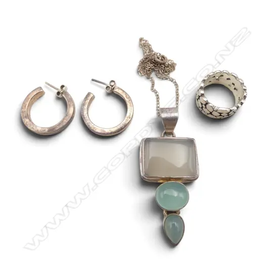 S/SILVER 3 STONE PENDANT ON CHAIN WITH S/SILVER RING & PR S/SILVER PIECED EARINGS 27.6GMS TOTAL WIEGHT