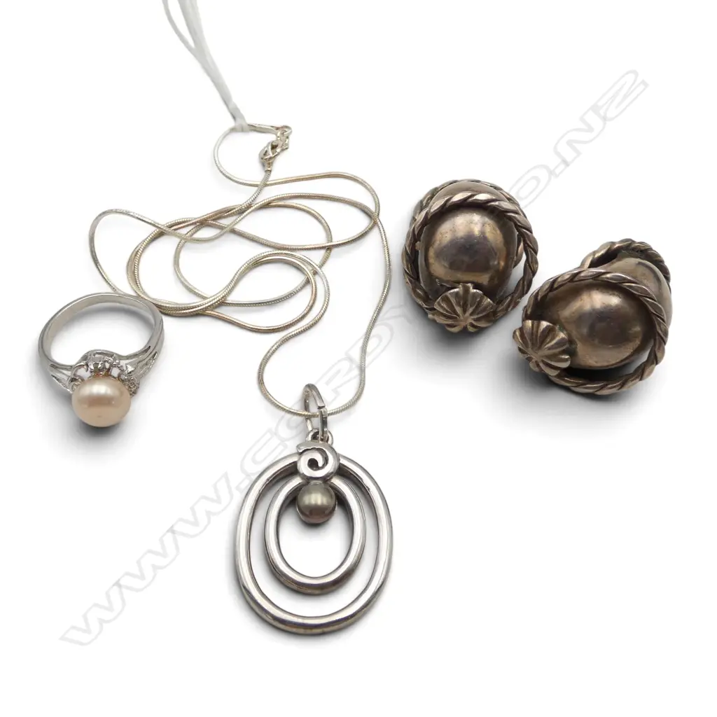 BLISTER PEARL PENDANT ON S/SILVER CHAIN PEARL RING & PR S/SILVER EARINGS Image 1++