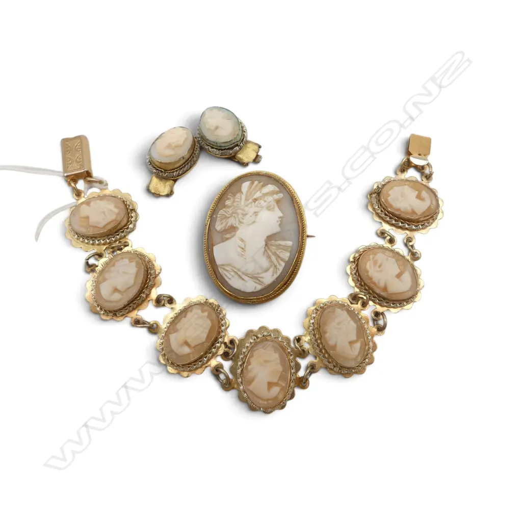 VINTAGE CAMEO BROOCH BRACELET & EARRING SET Image 1++