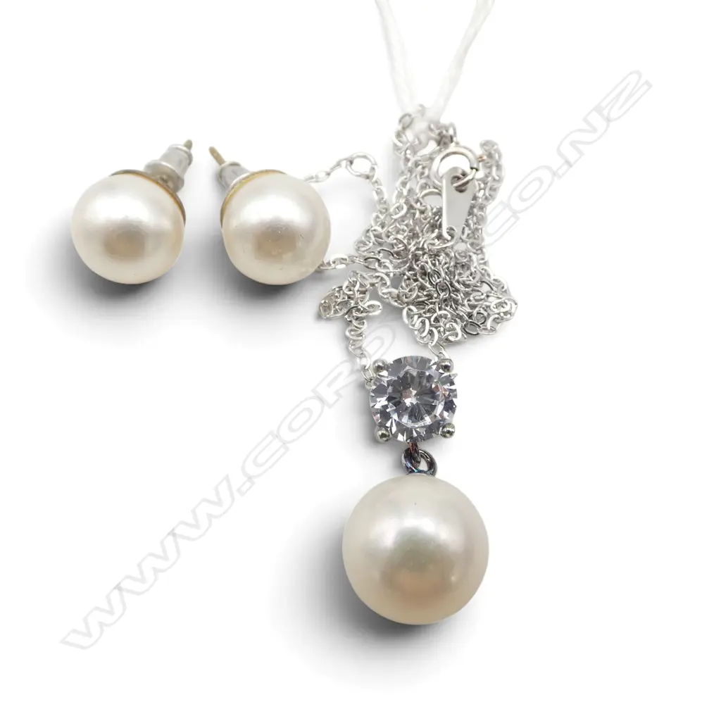 CULTURED PEARL PENDANT ON S/SILVER CHAIN WITH PR FAUX PEARL PIECED EARRINGS Image 1++