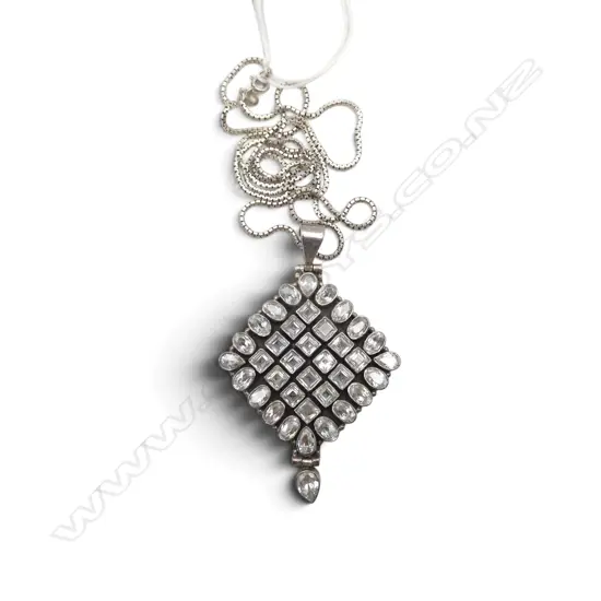S/SILVER CHAIN & WHITE STONE PENDANT 32.5GMS TOTAL WIEGHT
