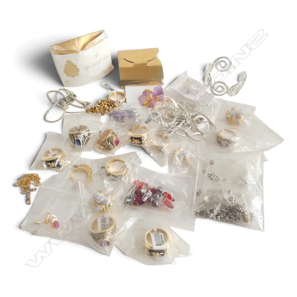 BOX OF AS NEW COSTUME JEWELLRY Image 1++