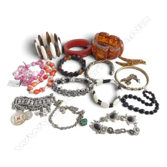 GOOD BAG OF ASSORTED COSTUME JEWELLERY