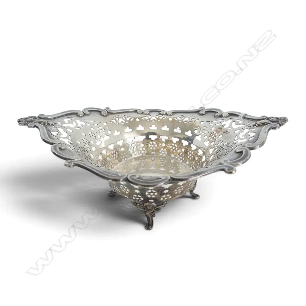 S/SILVER 4 FOOTED BON BON DISH 121.7GMS Image 1++