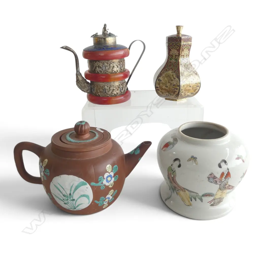 4 ORIENTAL CERAMICS; 2 TEAPOTS, VASE & LIDDED CONTAINER H.115mm Image 1++