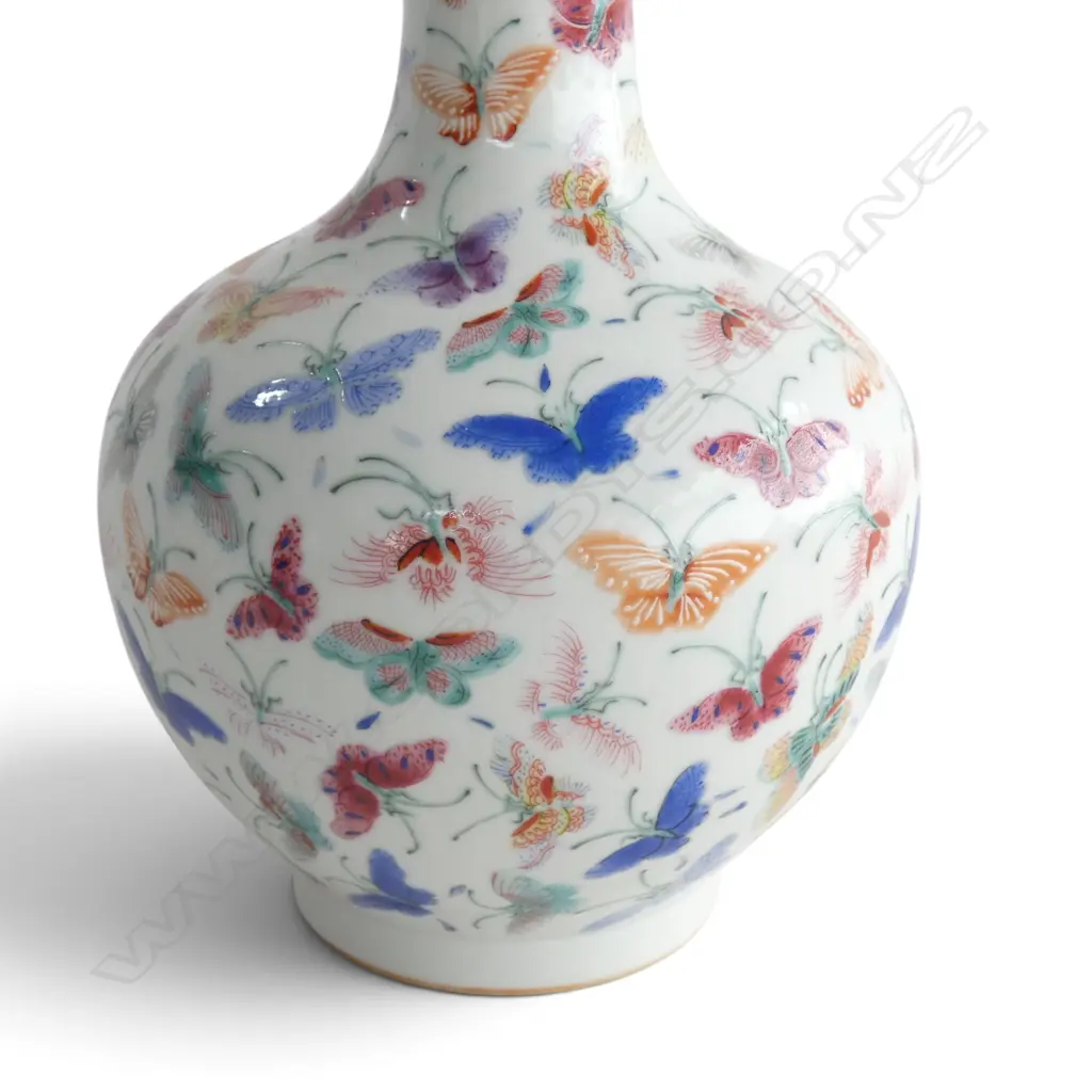 ORIENTAL VASE w. BUTTERFLY DESIGN H.300mm Image 1++
