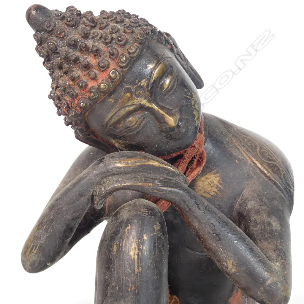 SINO-TIBETAN STYLE BRONZED RESTING BUDDHA ON A CONTEMPLATIVE POSTURE, REDDISH & GOLDEN HIGHLIGHTS,150 X 180MM Image 1++
