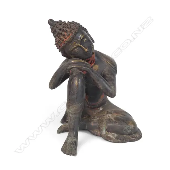 SINO-TIBETAN STYLE BRONZED RESTING BUDDHA ON A CONTEMPLATIVE POSTURE, REDDISH & GOLDEN HIGHLIGHTS,150 X 180MM