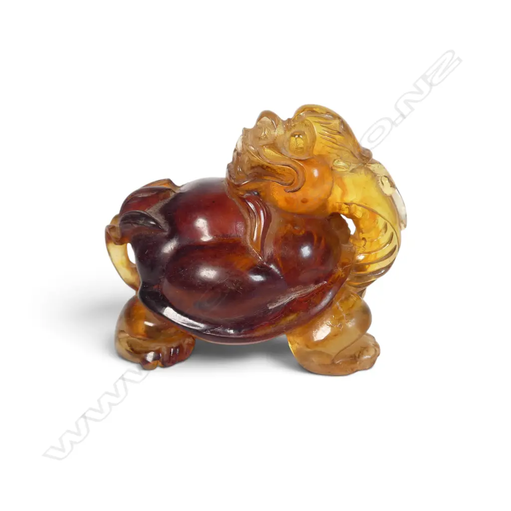 CARVED AMBER RESIN FIGURINE OF A PIXIU MYTHICAL BEAST ATTRACTING WEALTH IN FENG SHUI, 100 X 80MM Image 1++