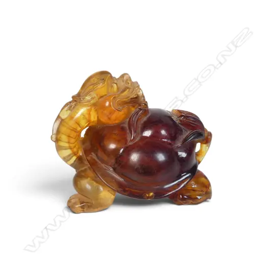 CARVED AMBER RESIN FIGURINE OF A PIXIU MYTHICAL BEAST ATTRACTING WEALTH IN FENG SHUI, 100 X 80MM