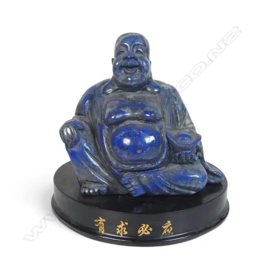 CHINESE HAND CARVED BLUE LAPIS LAZULI SCULPTURE OF A SEATED LAUGHING BUDDHA (BUDAI) ON A BASE, 120 X 110MM