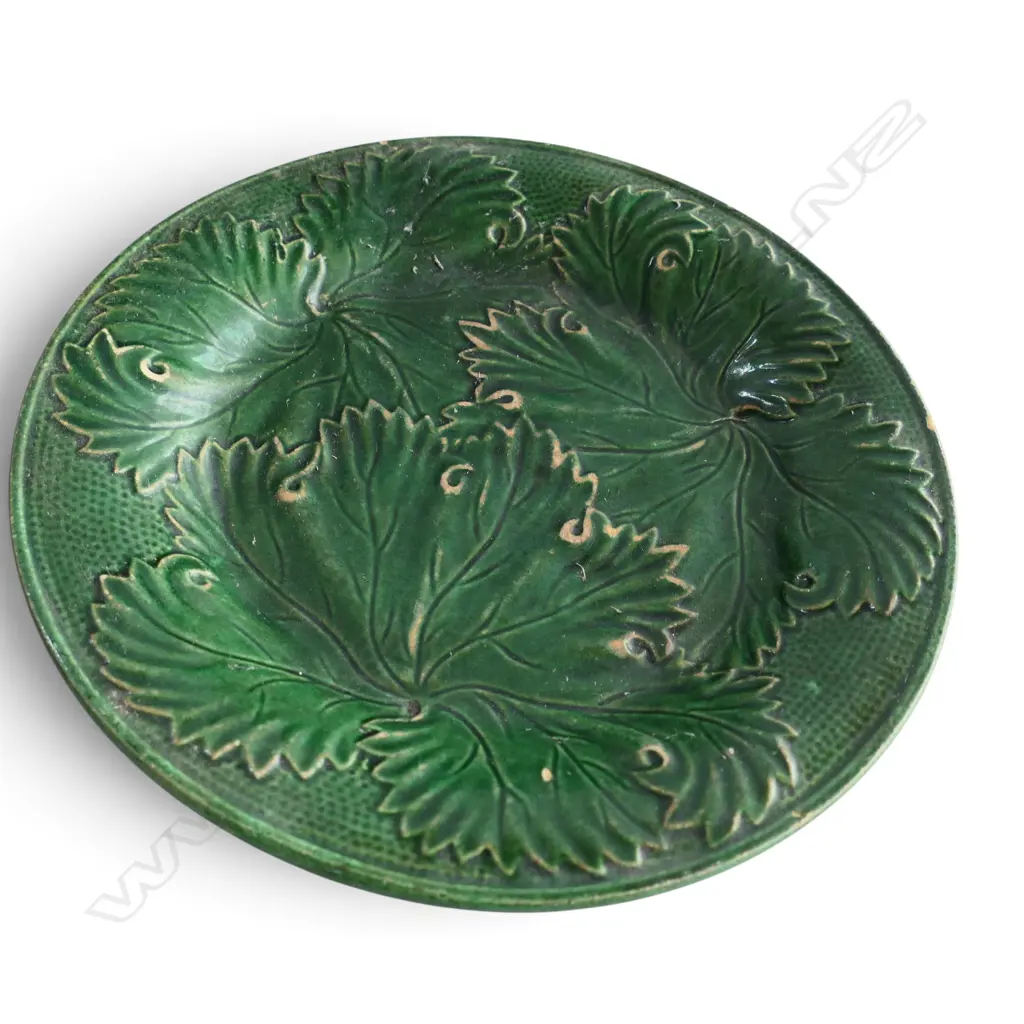 4 GREEN MAJOLICA LEAF PLATES 240mm dia + METAL URN H.100mm, 180mm dia Image 1++