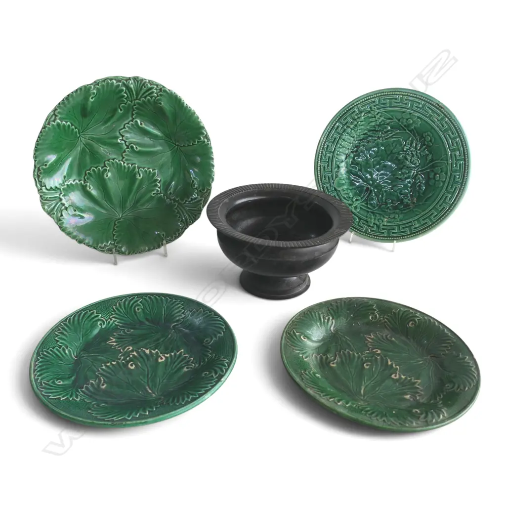 4 GREEN MAJOLICA LEAF PLATES 240mm dia + METAL URN H.100mm, 180mm dia Image 1++