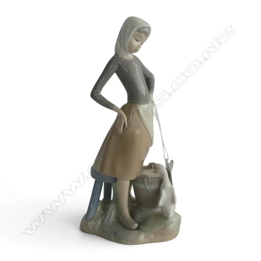 LLADRO FIGURE GIRL WITH MILK PAIL #4682. H.235mm Image 1++