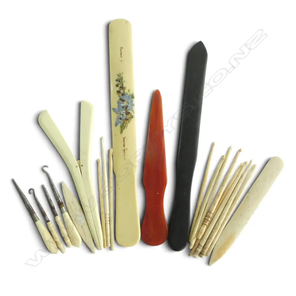 ASST. BONE & CASEIN SEWING INSTRUMENTS Image 1++