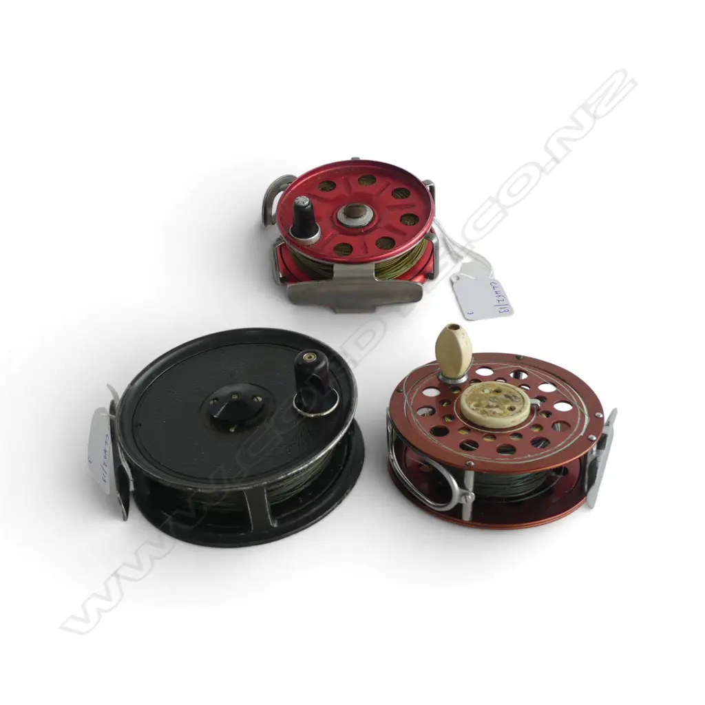 3 FRESH WATER FISHING REELS INCLUDINGJ W YOUNG & SONS PRIDEX  REEL DIA100MM Image 1++