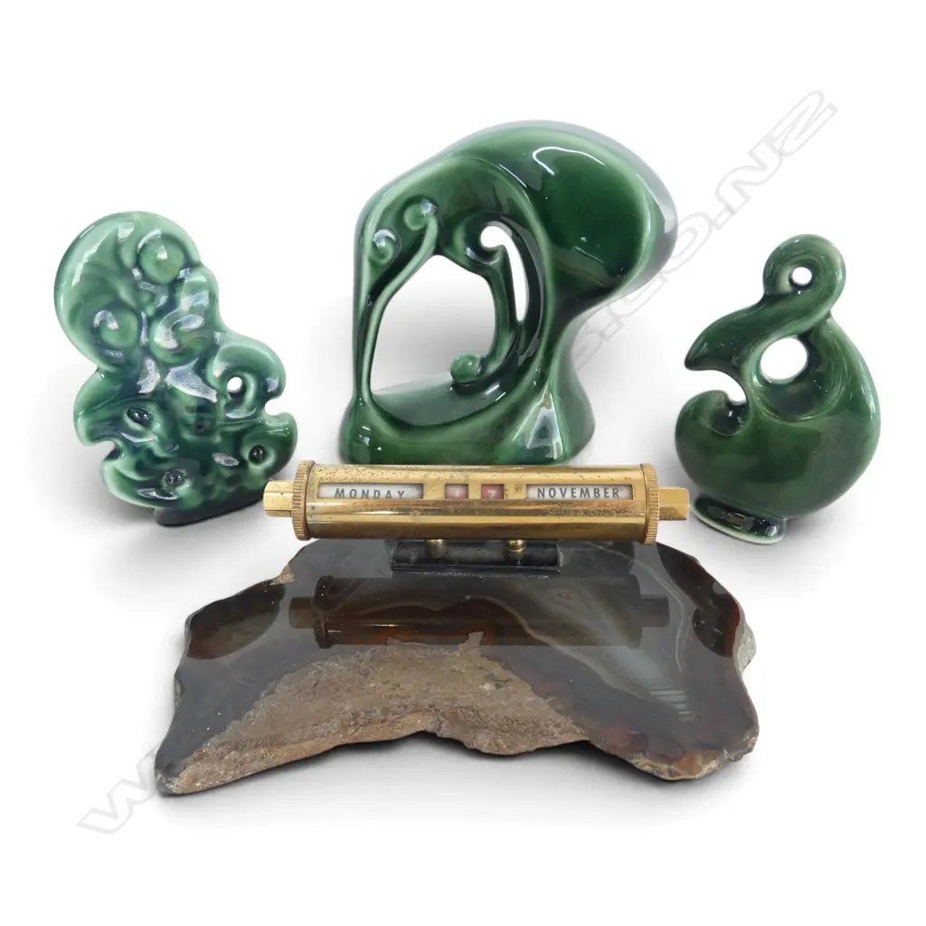 3 GREEN CERAMICS; KIWI, TIKI & HOOK + RETRO DESK CALENDAR Image 1++