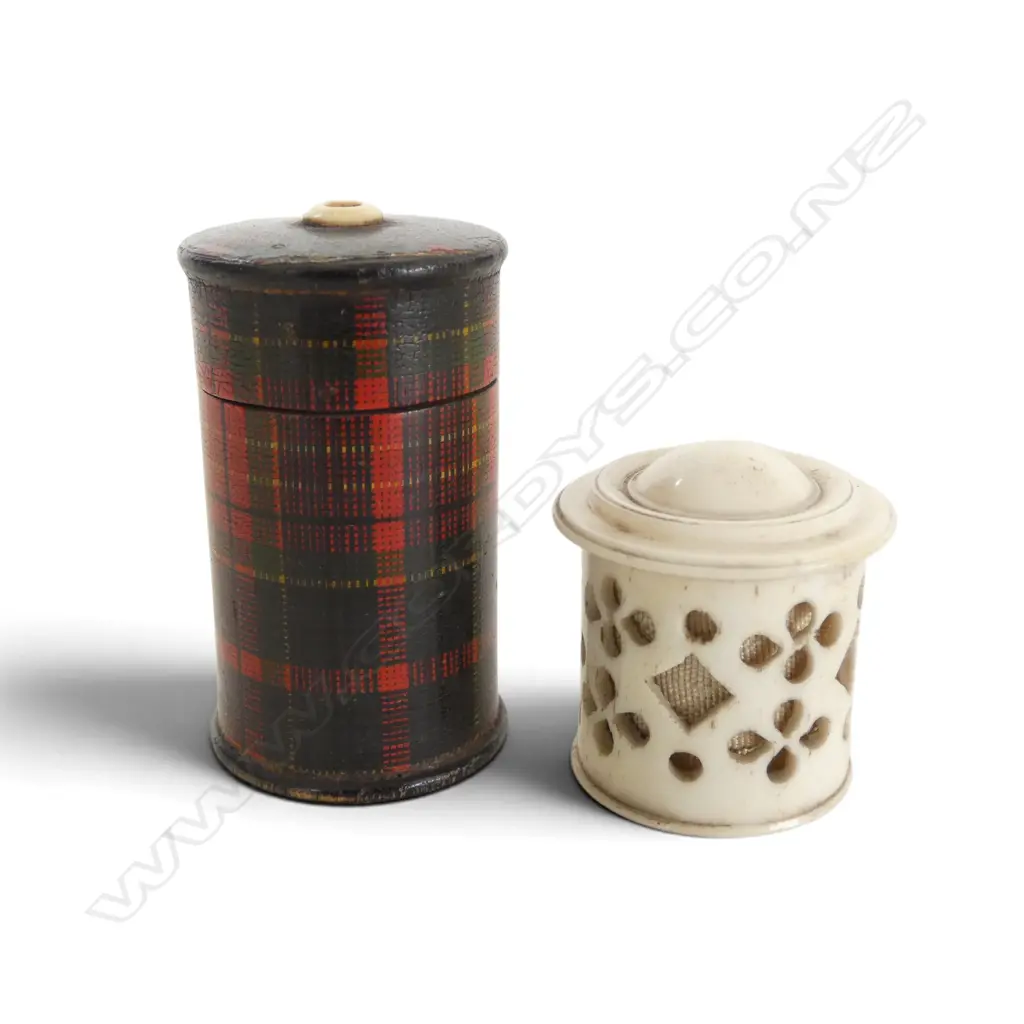 TARTANWARE NEEDLE HOLDER & BONE TAPE MEASURE, L.40MM L.25MM Image 1++