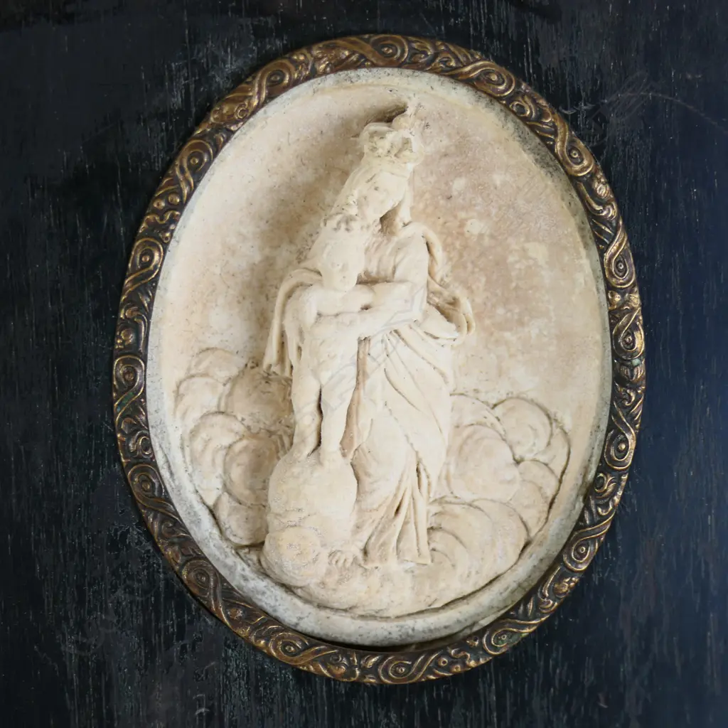 EARLY 20thC CAMEO OF MADONNA & CHILD in wooden frame 125x105mm Image 1++