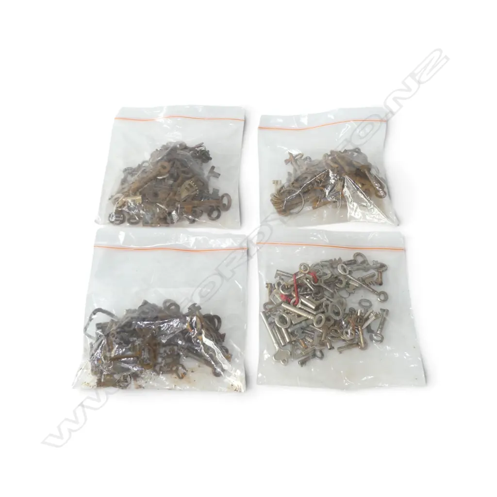 BAG OF ASST. ANTIQUE & VINTAGE KEYS  Image 1++