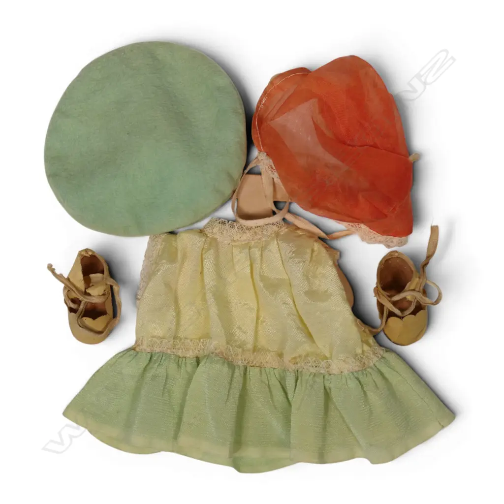 An uncommon vintage American skater doll with original travel case, Image 1++