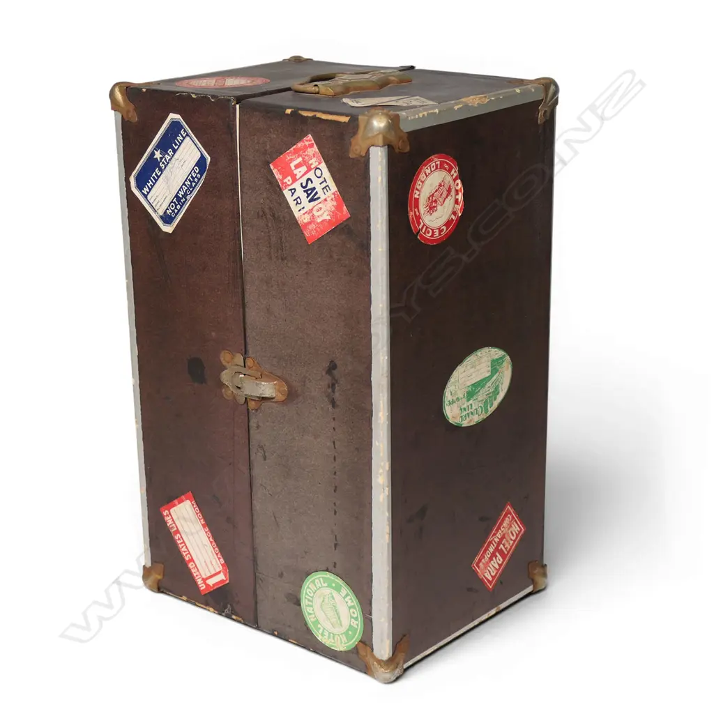 An uncommon vintage American skater doll with original travel case, Image 1++