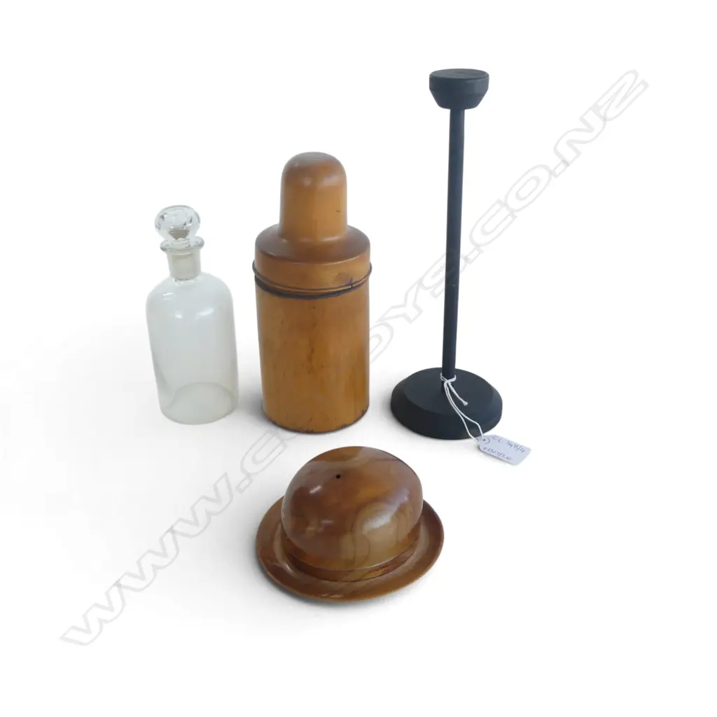 2 PCES TREEN; CASED BOTTLE H.195mm, NZ PLUM HAT w. INITALLED SIGNATURE, ON STAND H.260mm  Image 1++