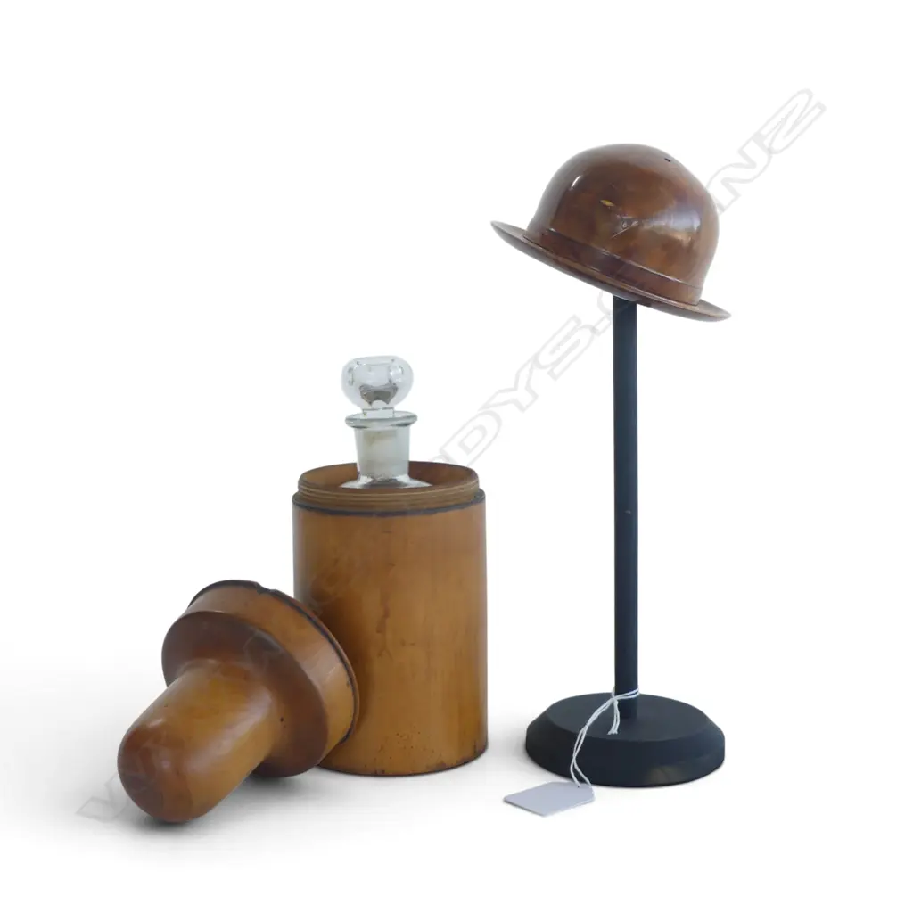 2 PCES TREEN; CASED BOTTLE H.195mm, NZ PLUM HAT w. INITALLED SIGNATURE, ON STAND H.260mm  Image 1++