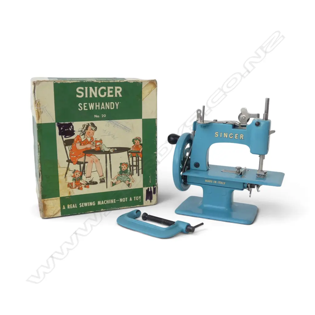 VINTAGE BOXED MINIATURE SINGER 'SEWHANDY' No.20  Image 1++
